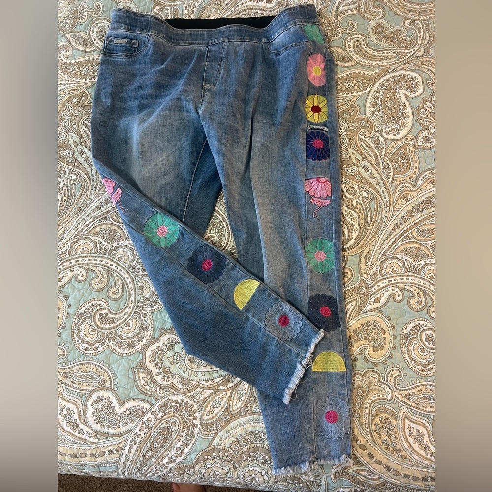 Embroidered Floral Women's Cropped Jeans